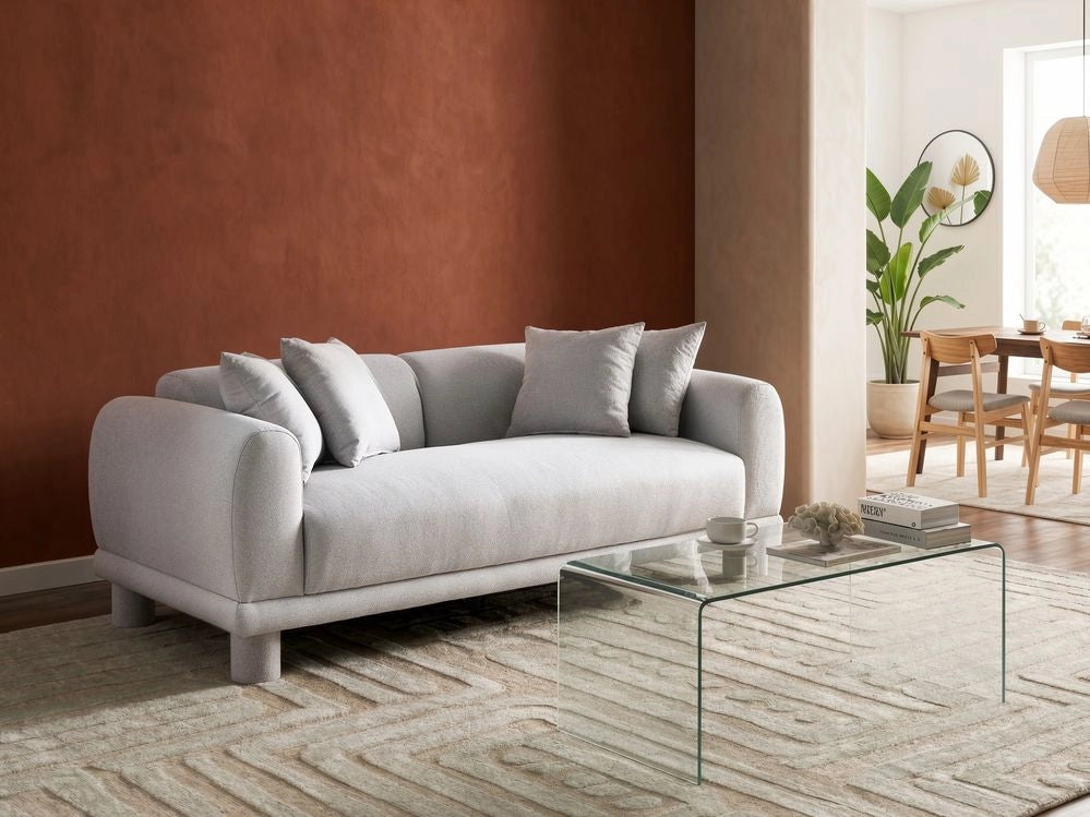 Divano a 3 posti in tessuto grigio chiaro con cuscini decorativi extra e gambe rivestite stile retrò-moderno