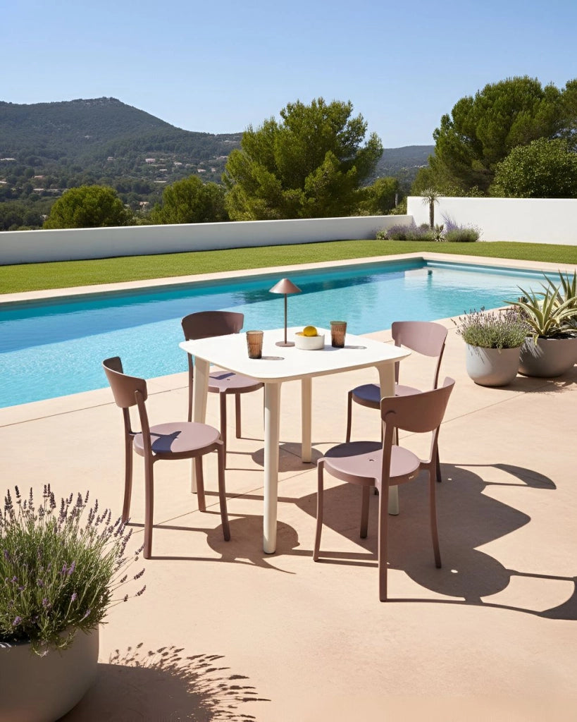 Set di 4 sedie da giardino in polipropilene marrone leggere resistenti alle intemperie in plastica per interni ed esterni moderne
