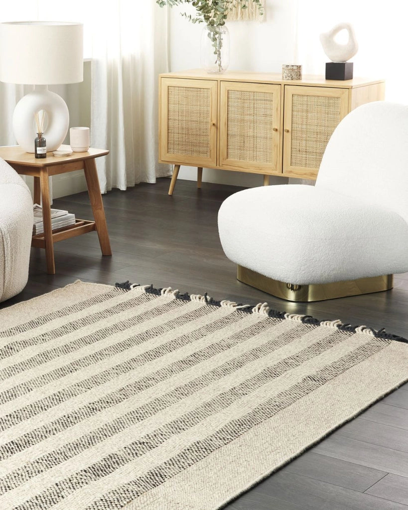 Tappeto in lana bianco sporco nero 140 x 200 cm fatto a mano con nappe moderne