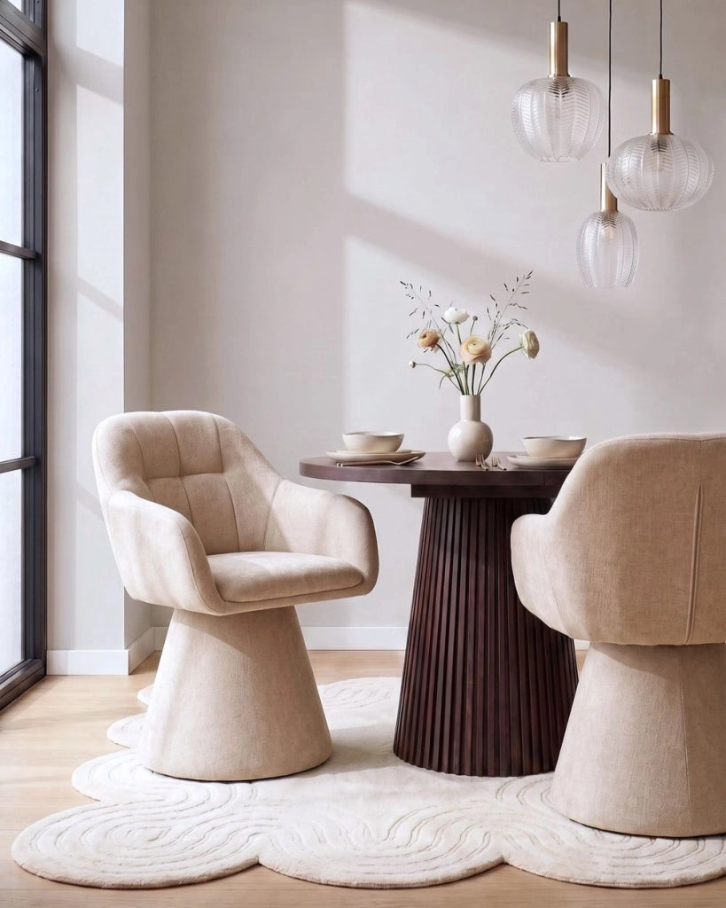 Sedia da pranzo girevole interamente rivestita in tessuto beige per soggiorno moderno