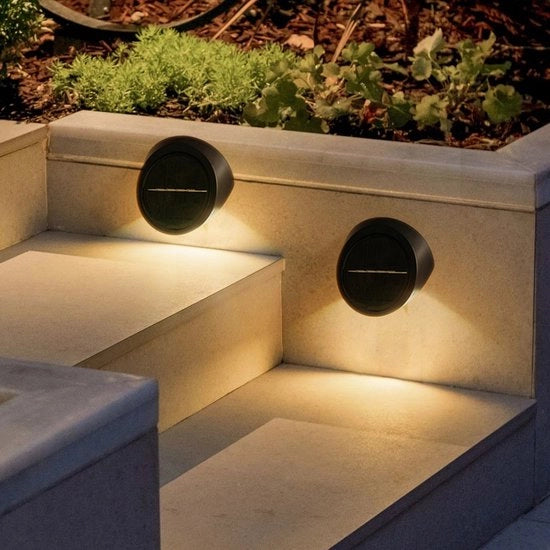 Due lampade esterne alimentate da energia solare, comprese lampade da soffitto con specchio a forma di pallone di alta luminosità per scale, ringhiere e lampade da parete decorative per l'esterno.