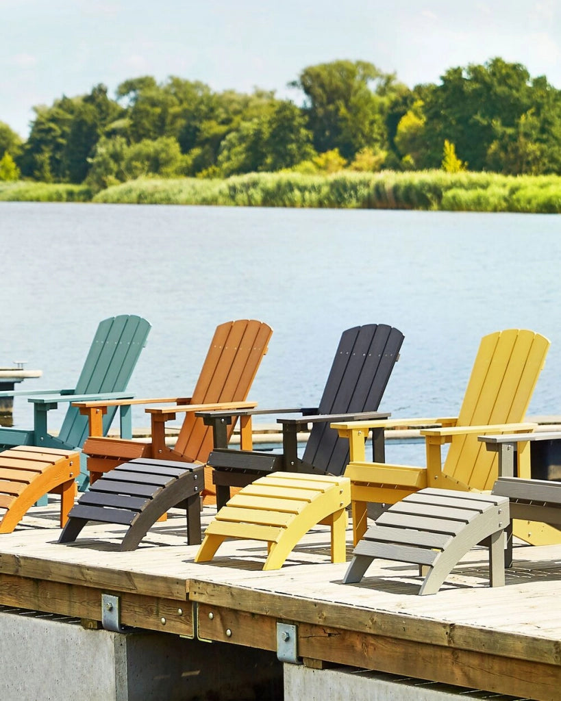 Sedia da giardino in legno di plastica grigio scuro con poggiapiedi resistente agli agenti atmosferici in stile moderno