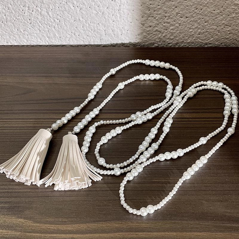 Collana lunga vintage con perline bianche e nappa, regalo di Natale o compleanno.
