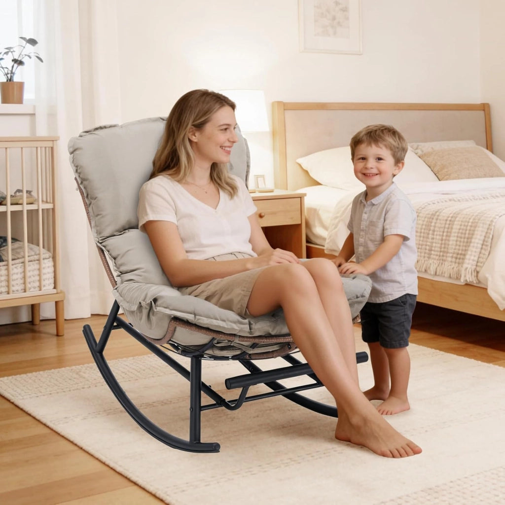 Sedia a dondolo, poltrona relax, struttura in acciaio, poggiapiedi estraibile, portata fino a 136 kg, per dormire, soggiorno, terrazza, giardino, marrone chiaro