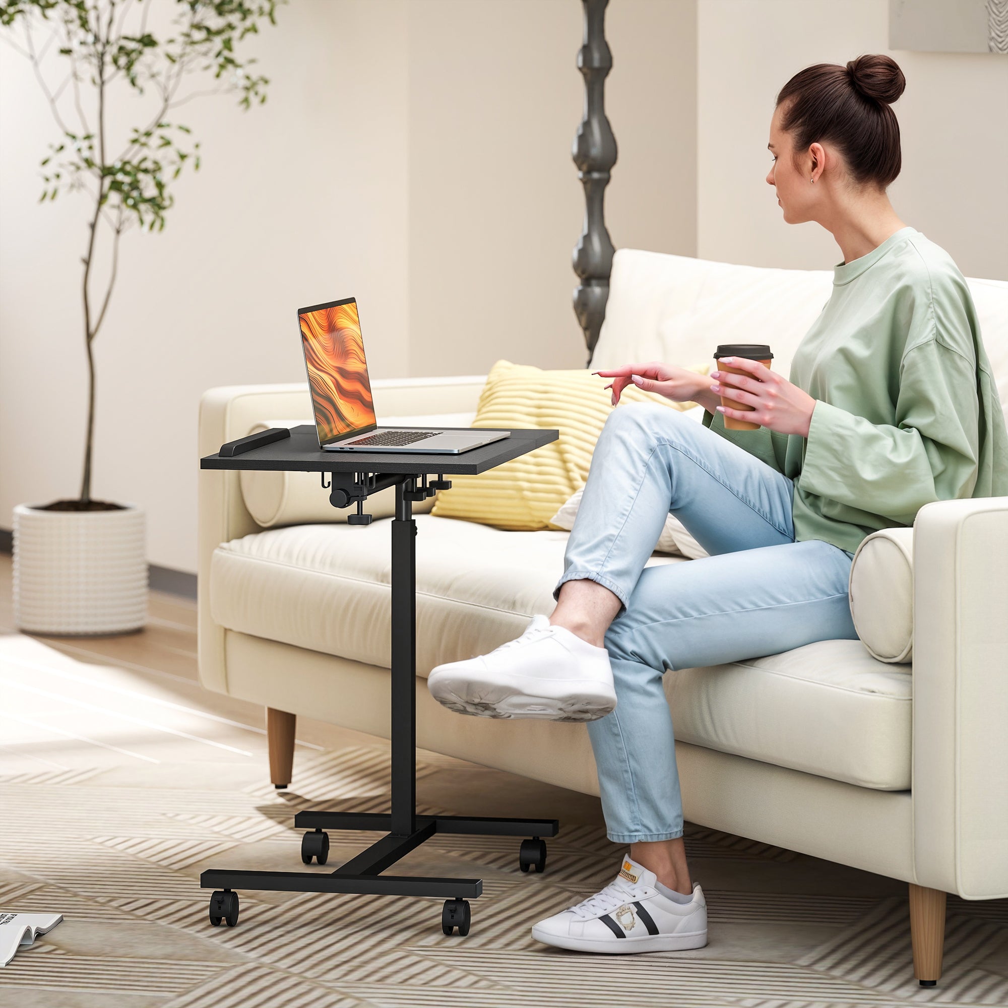 Tavolino da Divano Porta PC a Forma di C 57x40x67,5-101 cm con Piano Inclinabile in Melamina Nero