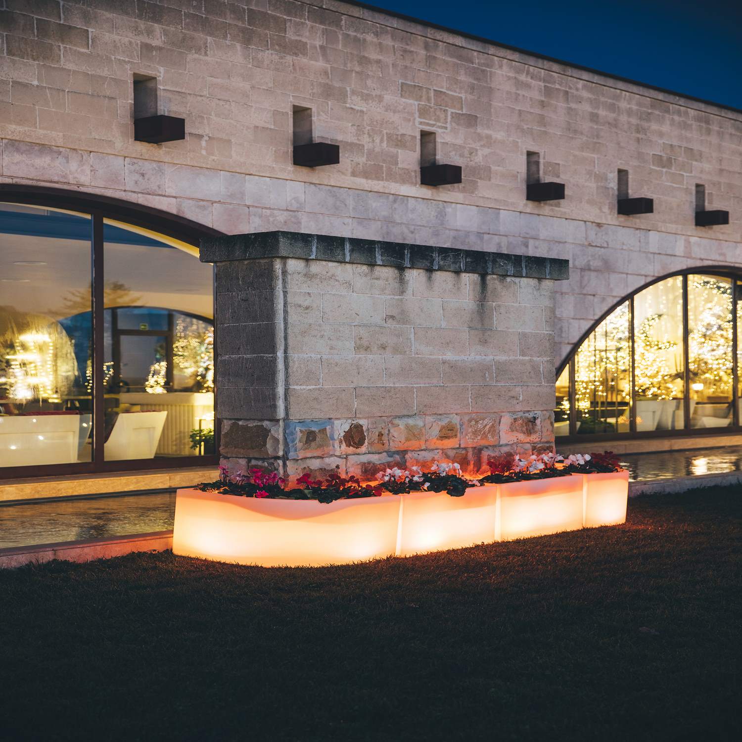 Vaso Luminoso Fioriera In Resina Rettangolare H 50 CM Led Luce Rossa mod. Flowerpot Angolare Led