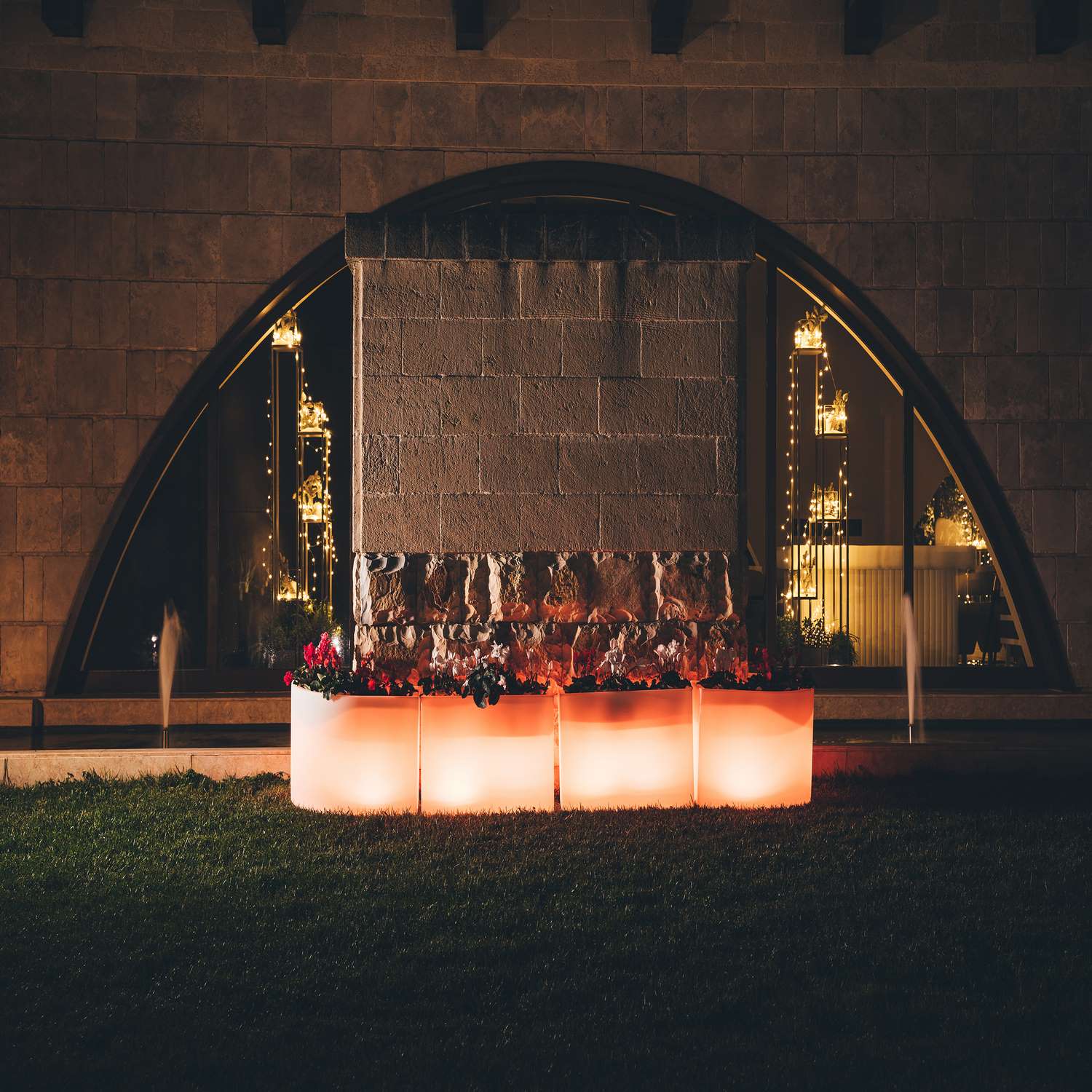 Vaso Luminoso Fioriera In Resina Rettangolare H 50 CM Led Luce Rossa mod. Flowerpot Angolare Led