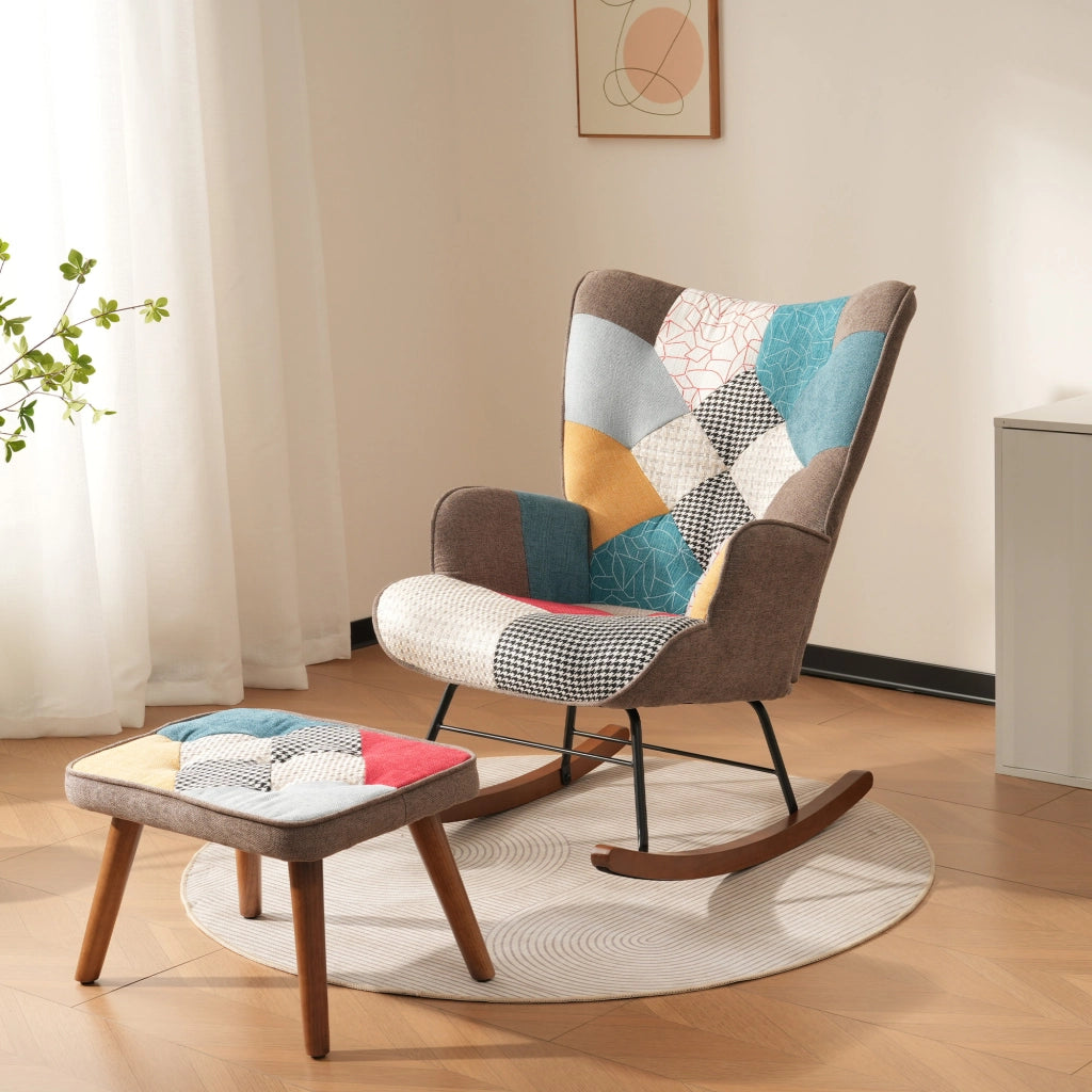 Sedia a dondolo con poggiapiedi e imbottitura in schiuma, struttura in legno massello e ferro, patchwork colorato