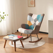 Sedia a dondolo con poggiapiedi e imbottitura in schiuma, struttura in legno massello e ferro, patchwork colorato