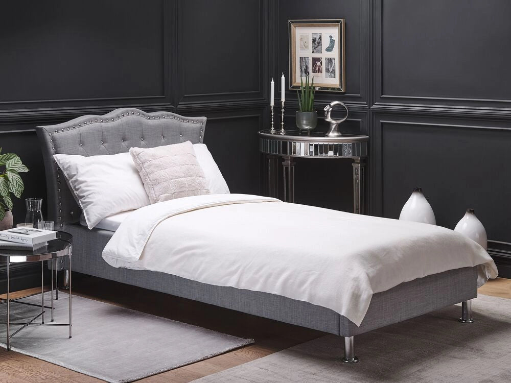 Letto singolo grigio tessuto imbottito Telaio con decorazione rete a doghe 90 x 200 cm Bottoni di cristallo Poggiatesta Camera da letto Moderna Glam