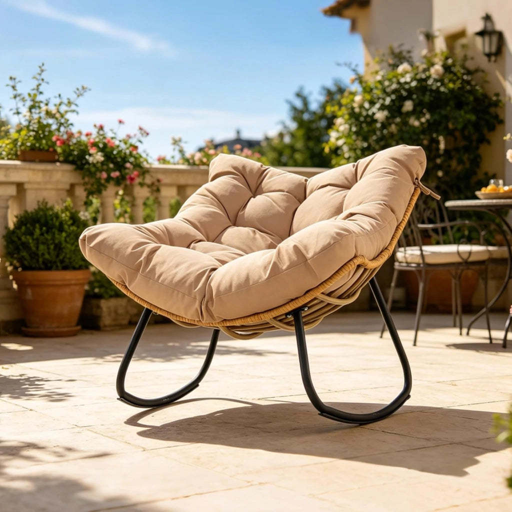 Sedia a Dondolo da Esterno, Poltrona a Dondolo da Interno con Cucscino Morbido, Struttura in Metallo e Rattan PE, per Terrazza, Bordo Piscina, Balcone, Soggiorno, 116 X 88 X 92 CM (Beige)