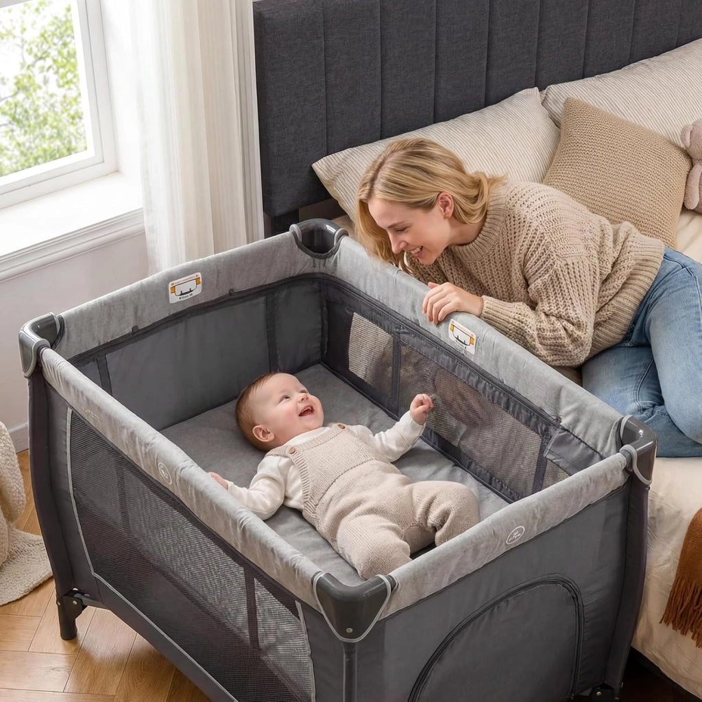 Culla Campeggio Bambini 5 in 1, Lettino Viaggio Neonati Pieghevole con Materasso, Fasciatoio e Tettoia, Box Portatile con Ruote, 2 Giocattoli Appesi e Carillon, per Bambini 0-3 Anni (Grigio)