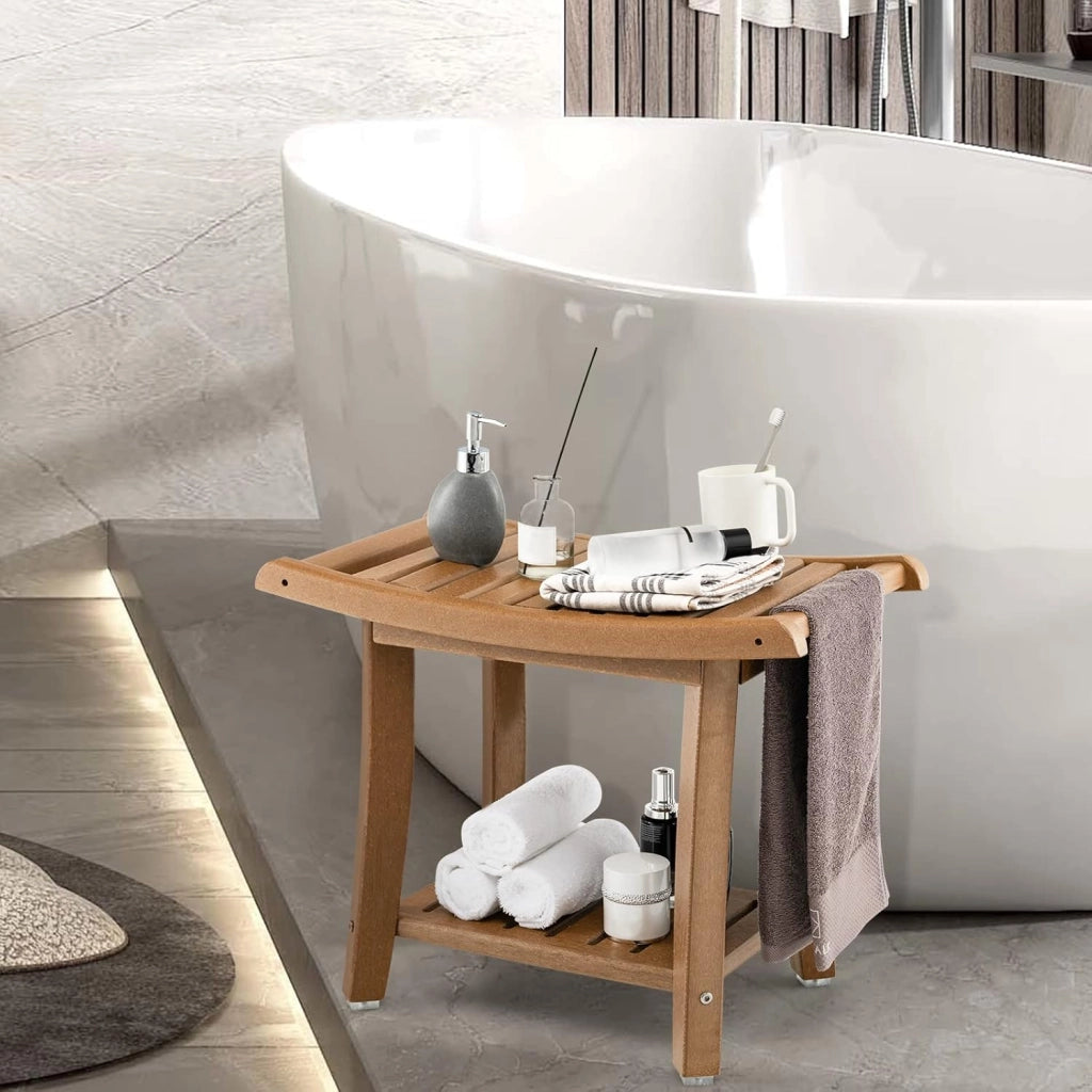 Sgabello da Doccia, Sgabello da Bagno Impermeabile con Sedile Curvo, con Portasciugamani e Piedini Antiscivoli, Panca Versatile con Ripiano, 60,5 x 34 x 48 cm (Marrone)