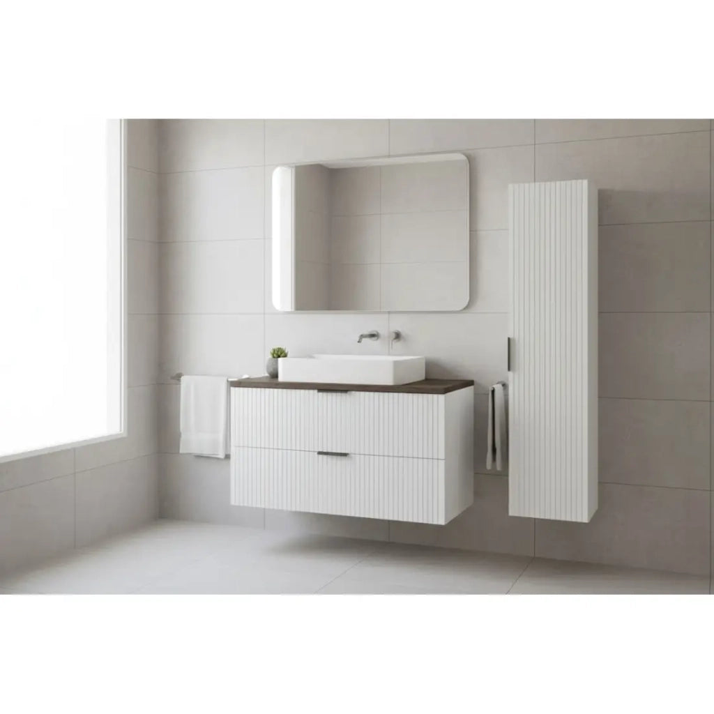 Set da bagno NOXERA 60 cm – Mobile sospeso bianco con piano per lavabo effetto legno di abete e colonna