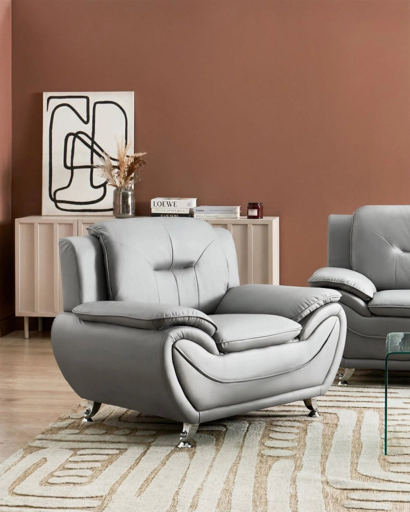 Poltrona in ecopelle vegana grigio con braccioli imbottiti, gambe in metallo argentato, facile da pulire, stile moderno e glamour per il soggiorno