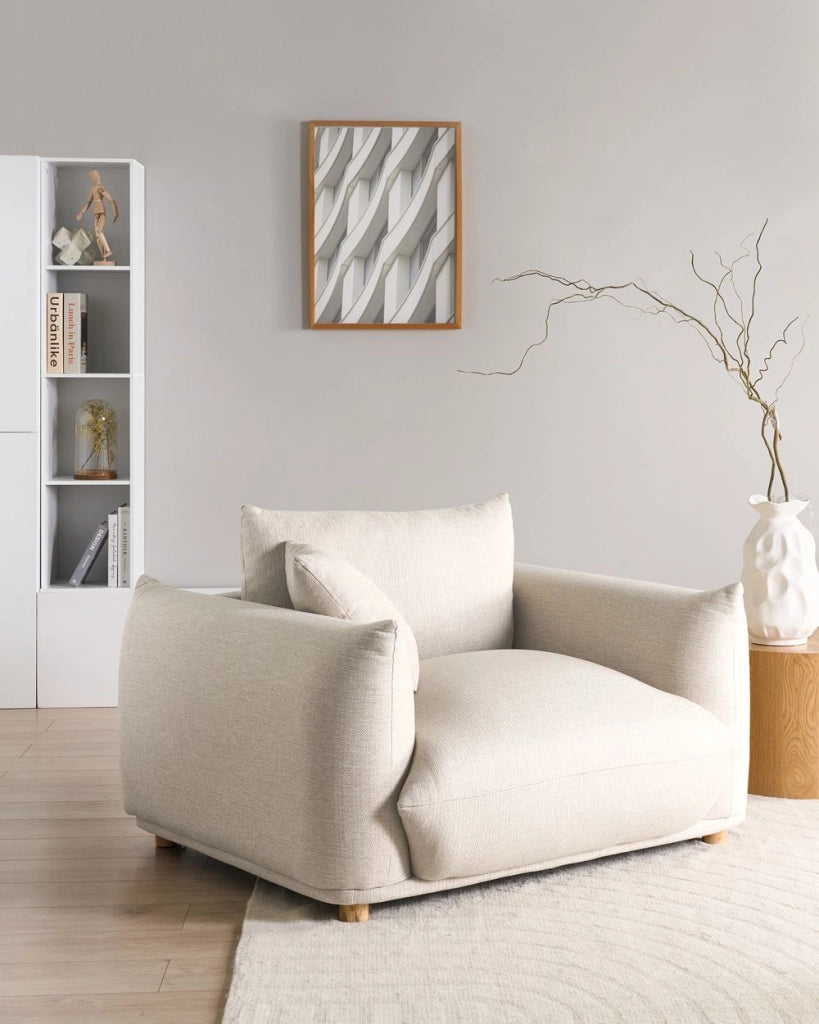 Poltrona Tessuto beige chiaro Gambe di legno morbide Stile moderno arredamento scandinavo