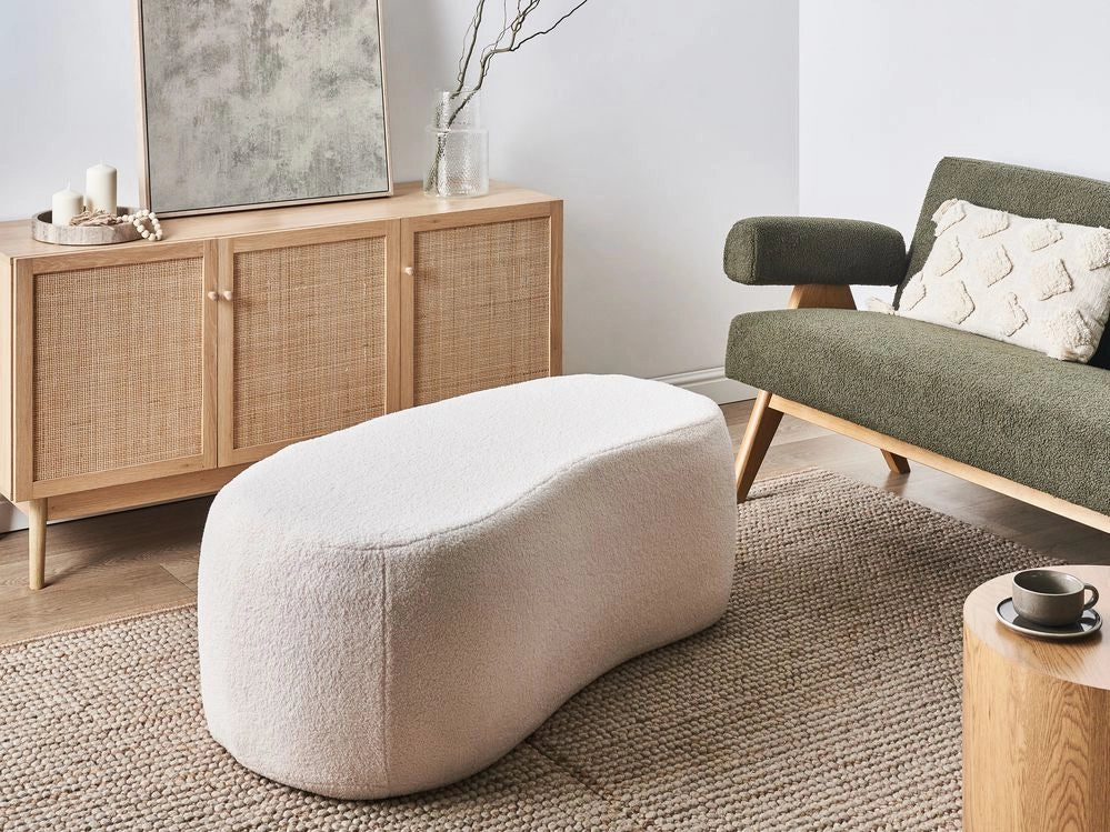 Pouf imbottito in tessuto bouclé color bianco sporco panca da letto sgabello