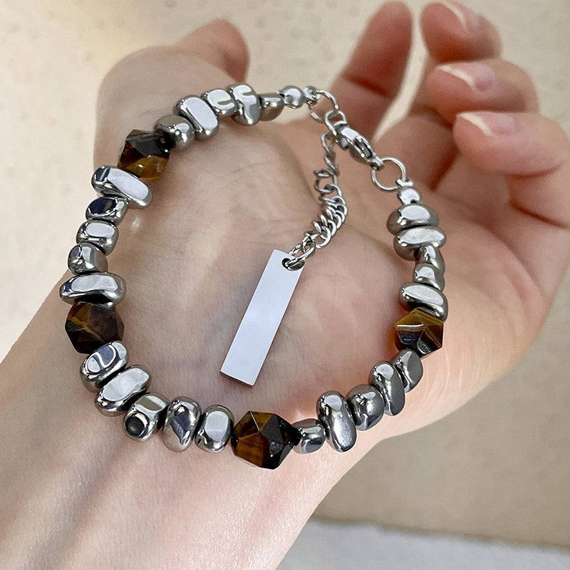 Bracciale in stile vintage, dalla forma unica, con perline di pietra d'ambra marrone.