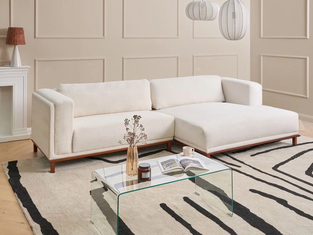Divano angolare sinistro Tappezzato in tessuto poliestere bianco sporco Gambe in legno 4 posti Spesso imbottito Mobili da salotto in stile moderno