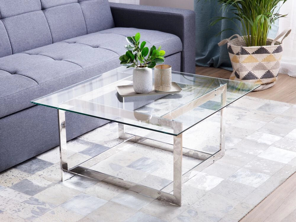 Tavolino da caffè con struttura in metallo argento piano quadrato in vetro design geometrico glam