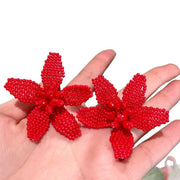 Orecchini a forma di fiore con perline rosse intrecciate a mano