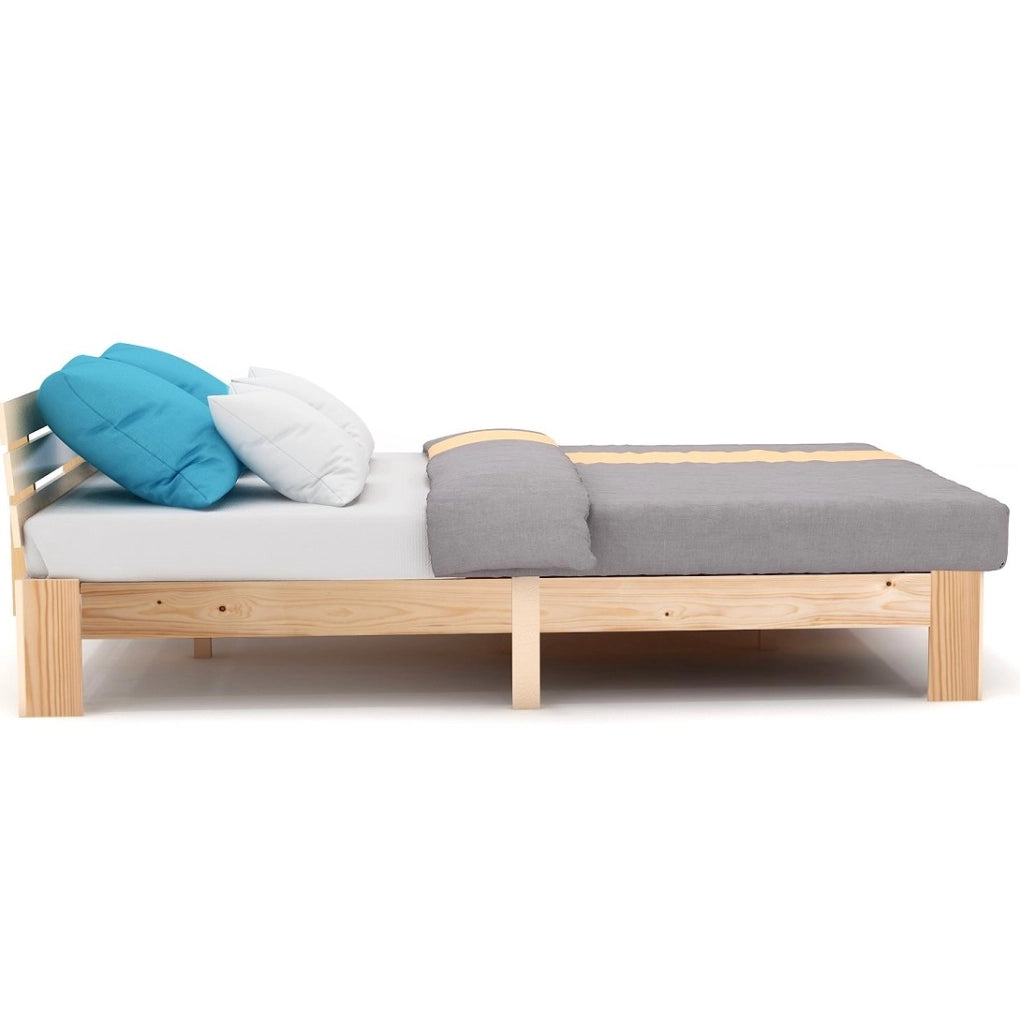 Letto matrimoniale 140x200 cm in legno massello di pino; colore naturale; con rete a doghe