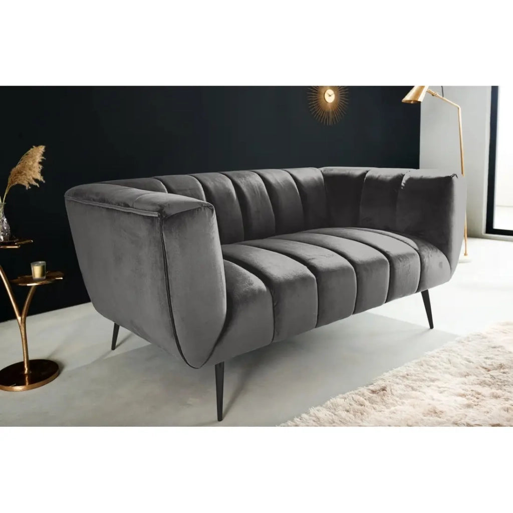 Divano dritto NORA 2 posti grigio scuro – Divano chic in velluto con piedi in metallo nero