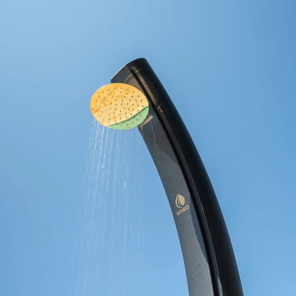 Sined Sole Xxl Doccia Solare Curva In Polietilene Hd Con Rubinetto e Lavapiedi Nero Serbatoio 40l Soffione Rotondo Rubinetto Lavapiedi Accessori In Metallo Colore Oro