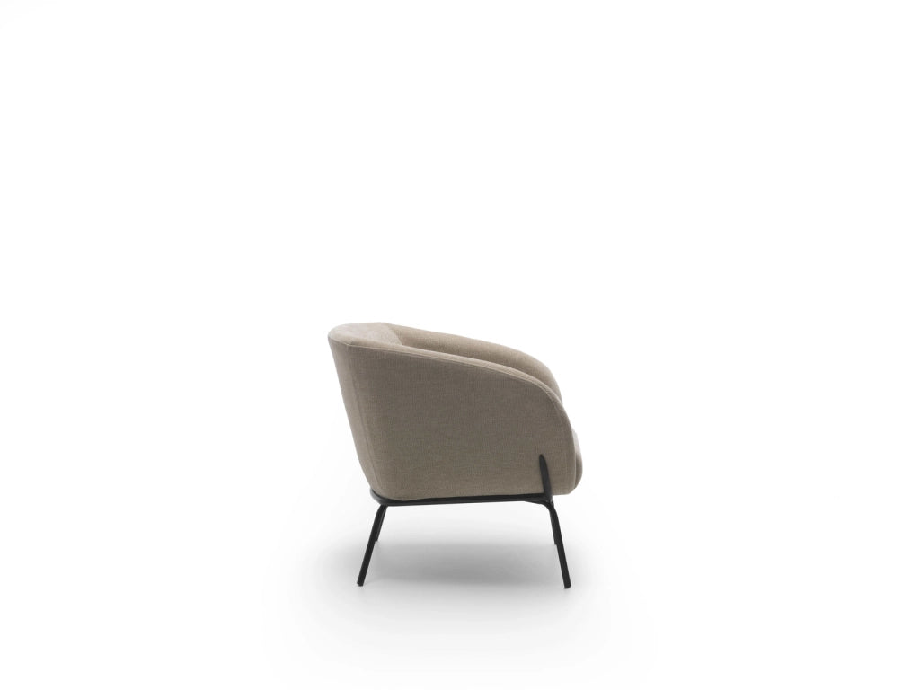 Poltrona Sherry Design Moderno Seduta in Velluto Beige e Gambe in Metallo Verniciato, Dimensioni 74x75x69 cm per Living Contemporaneo