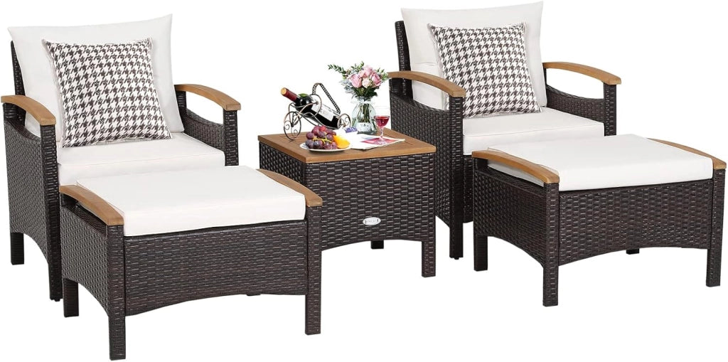 Set Mobili da Giardino 5 Pezzi, Salotto da Giardino in Rattan PE con 2 Poltrone, 1 Tavolino e 2 Poggiapiedi, Cuscini Morbidi, Braccioli e Piano in Legno, per Cortile (Bianco)