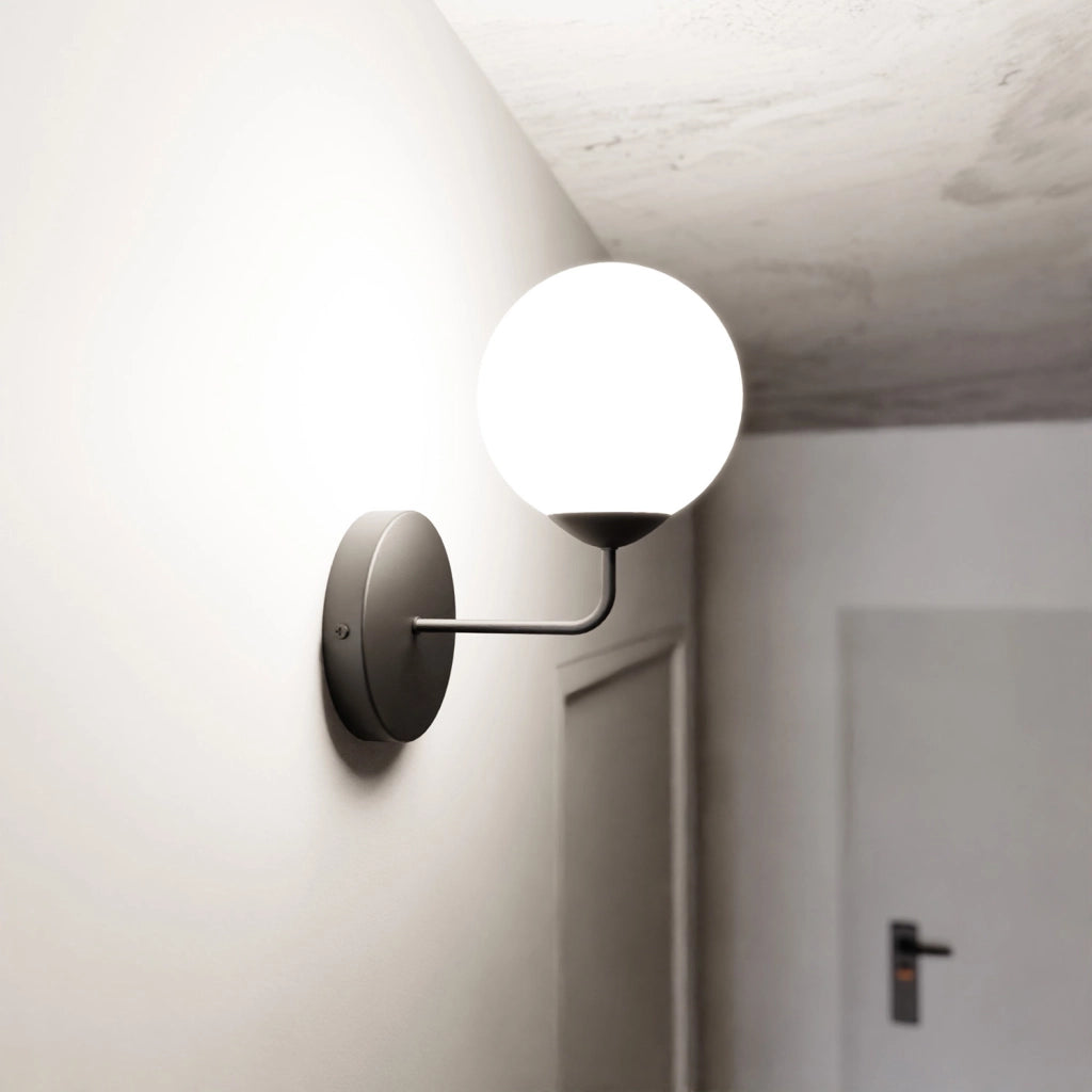 Applique Moderna 1 Luce Susanoo In Acciaio Nero E Vetro A Sfera Bianco
