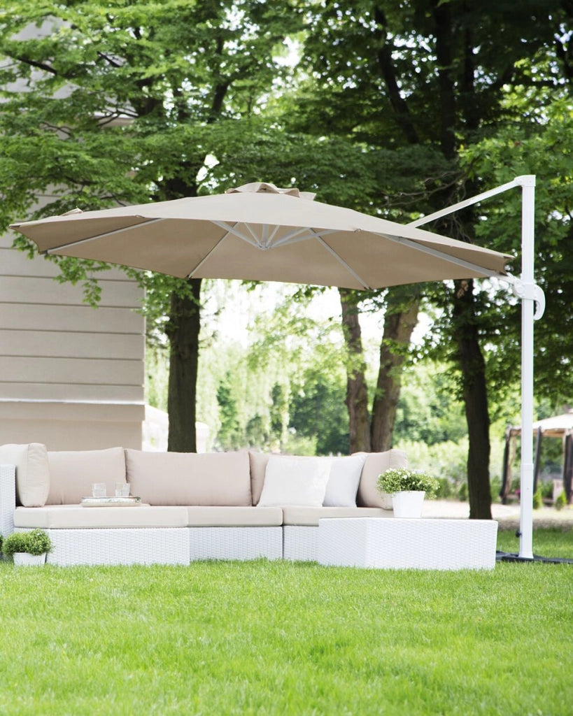 Ombrellone da giardino Sabbia Beige Baldacchino Palo in acciaio bianco 240 cm Resistente alle intemperie Cantilever con meccanismo a manovella