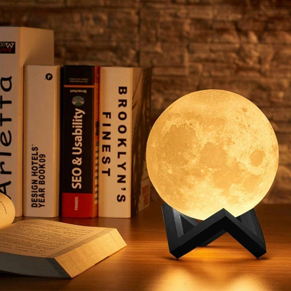 Trade Shop - Lampada Da Tavolo Luna 18cm Luce Led 3 Colori Moon Lamp A Batteria Con Supporto -