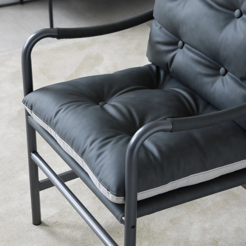 Poltrona moderna stile mid century in pelle con struttura in metallo nero per soggiorno e camera da letto, nero