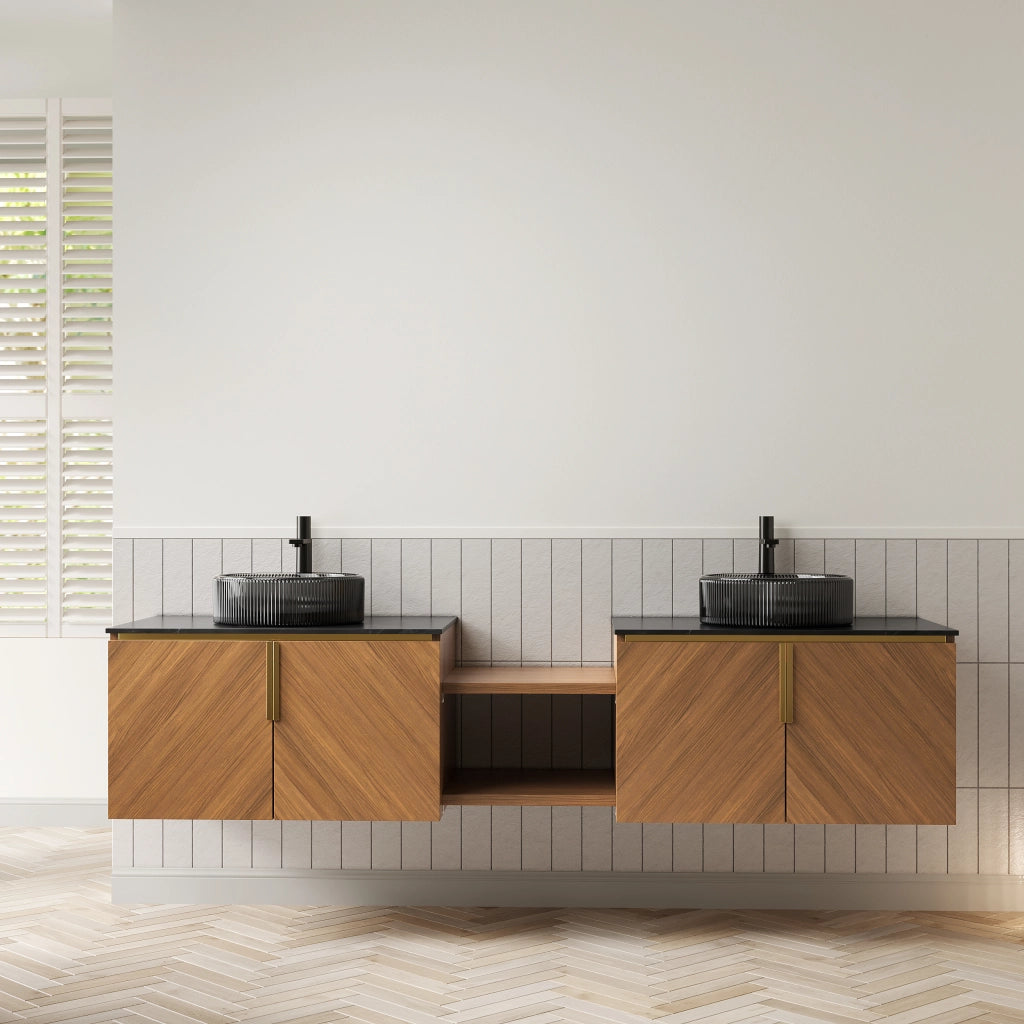 Mobile bagno con 4 ante e 2 ripiani aperti; lavabo in vetro e piano in pietra sinterizzata; rovere marrone e nero
