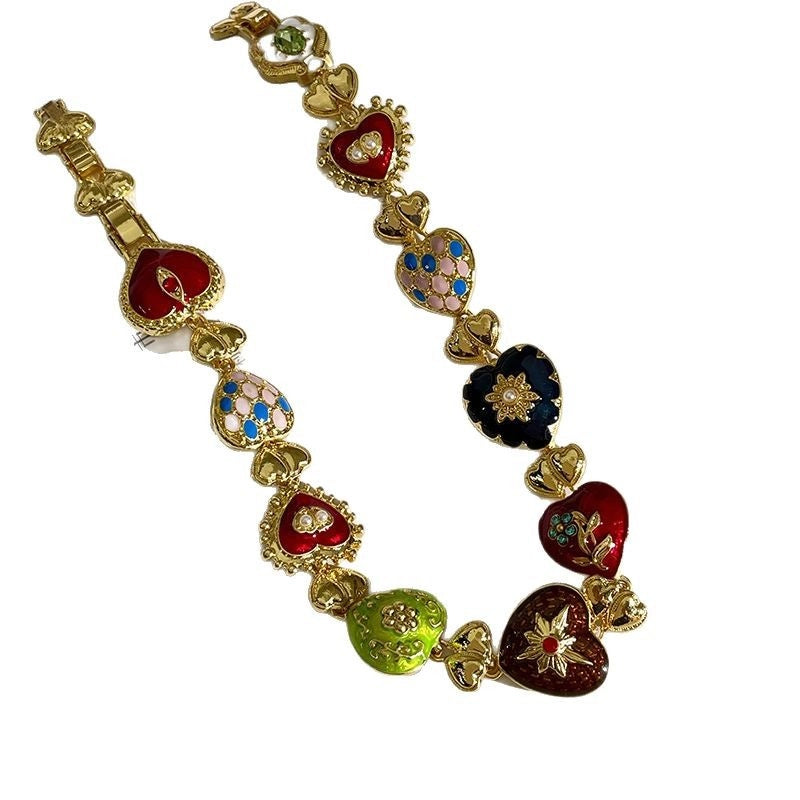 Collana artistica a forma di cuore in stile retr¨°, semplice ed elegante, dal tocco raffinato, con motivi floreali e a cuore in rilievo, un tocco di lusso per le donne.