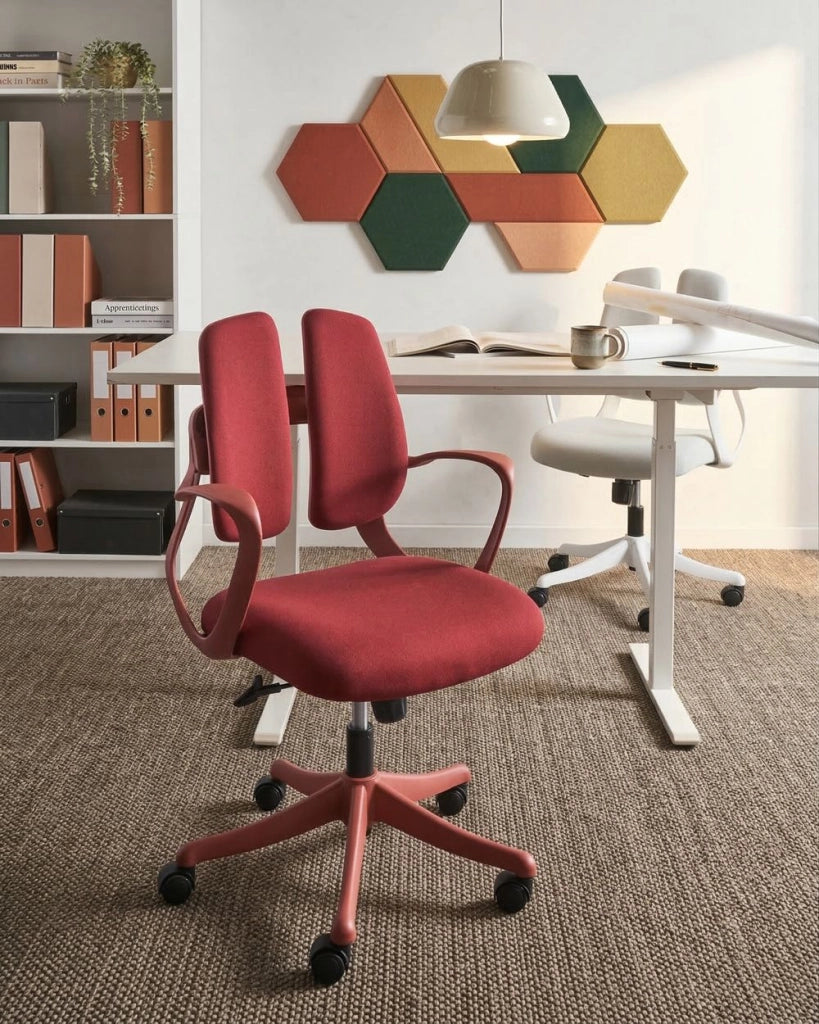 Sedia da ufficio in tessuto rosso girevole con schienale reclinabile regolazione in altezza e braccioli moderna