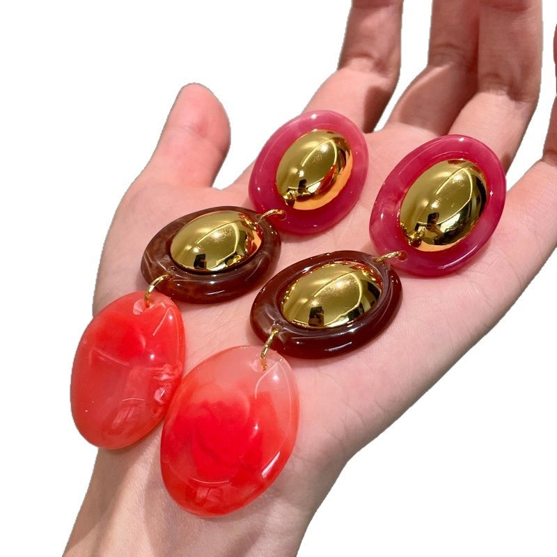Orecchini pendenti di design di nicchia con blocchi di colore rosa e arancione