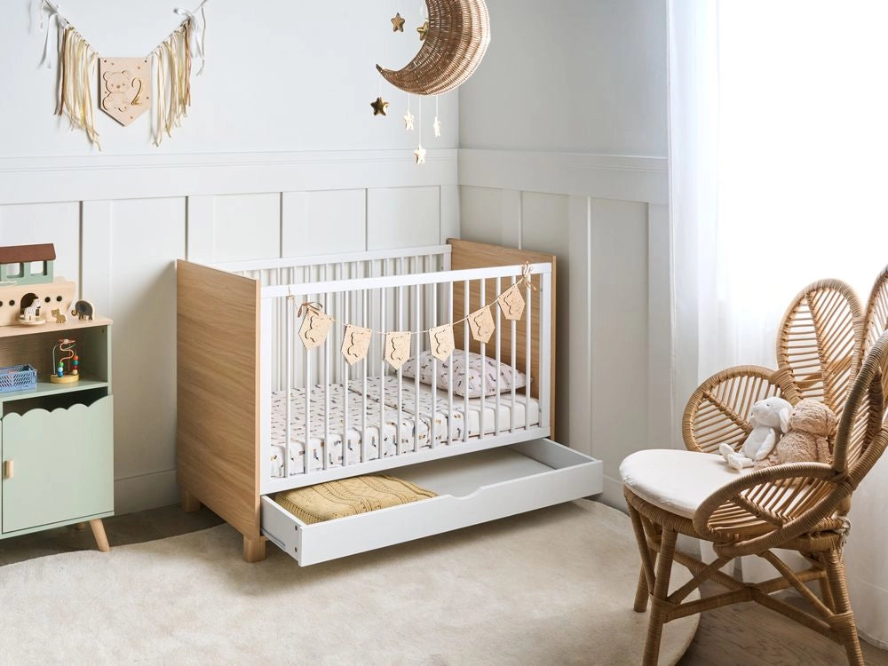 Lettino culla per neonati in MDF bianco marrone chiaro 60 x 120 cm con barre regolabili in altezza Dimensioni standard Accessori per la cameretta Design minimalista