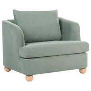 Poltrona verde chiaro rivestita in ciniglia con gambe rotonde in legno e braccioli per soggiorno, angolo lettura, stile moderno minimalista