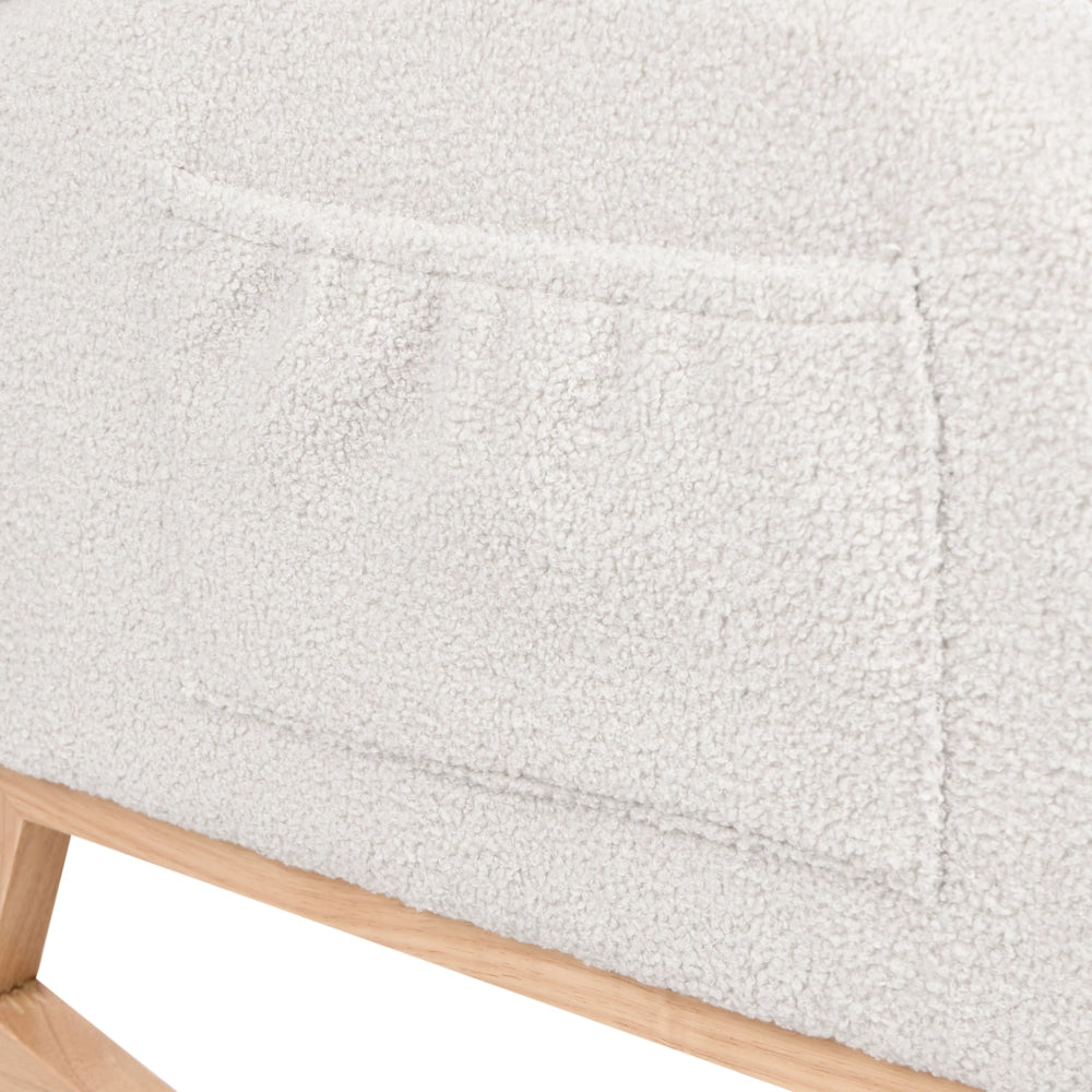 Sedia a dondolo in bouclé bianco sporco rivestita in tessuto con gambe in legno poggiapiedi e braccioli per soggiorno stile moderno