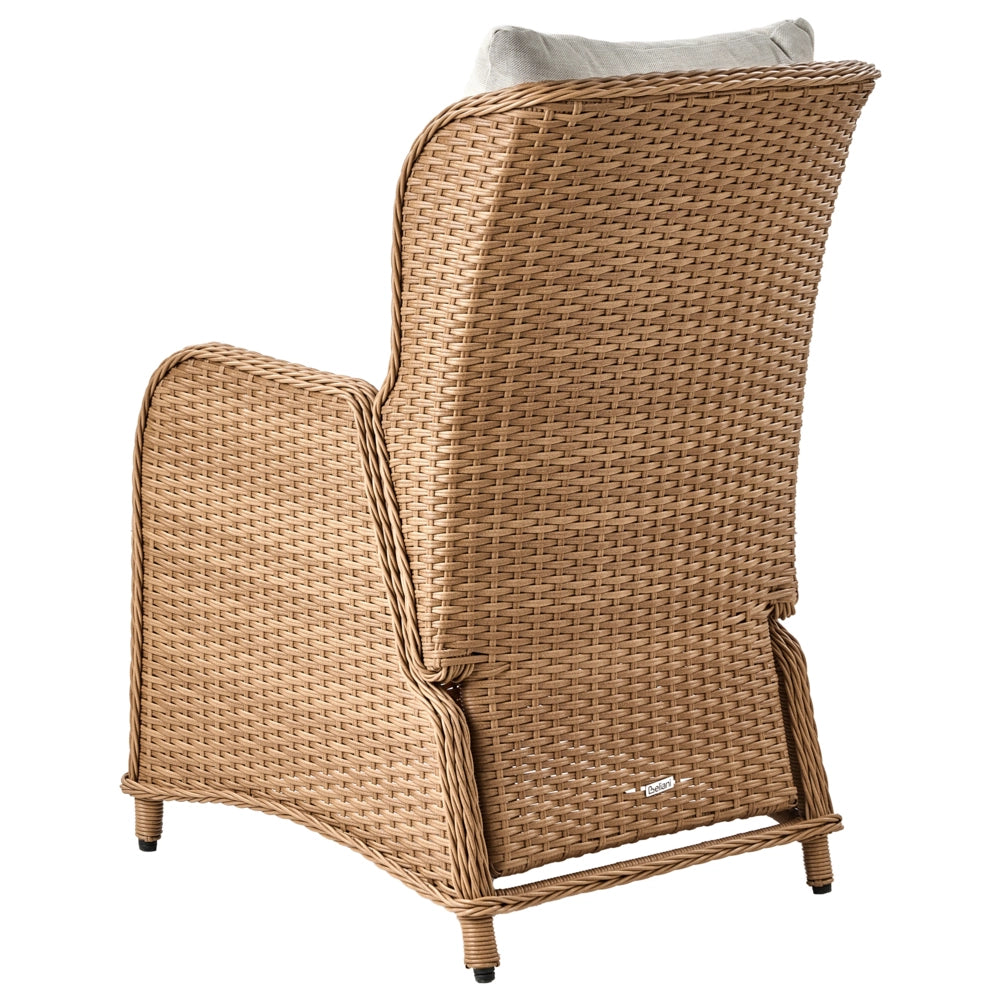 Set da Esterno 2 Poltrone Poggiapiedi e Tavolo Rattan Sintetico marrone chiaro e cuscini bianco sporco ripiano reclinabile tradizionale