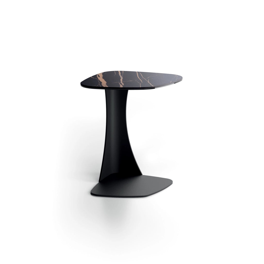 Tavolino Menhir 45x45 cm con top in ceramica su vetro effetto marmo nero portoro e struttura in metallo verniciato nero - Menhir