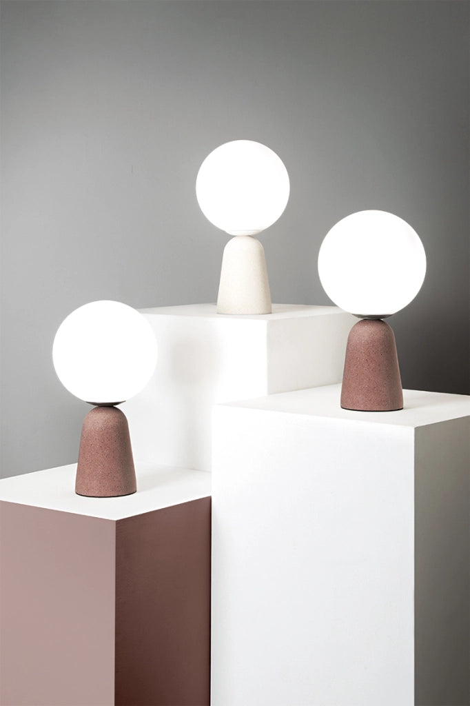 KANTAN - Lampada da tavolo e parete in cemento rosso con sfera in vetro soffiato satinato, attacco E14 IP20 - Rossini Illuminazione