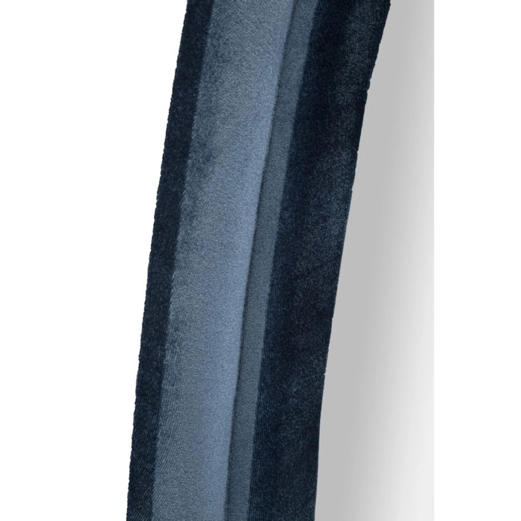 Specchio da parete Chanele dalla forma organica in velluto blu 67x166 cm