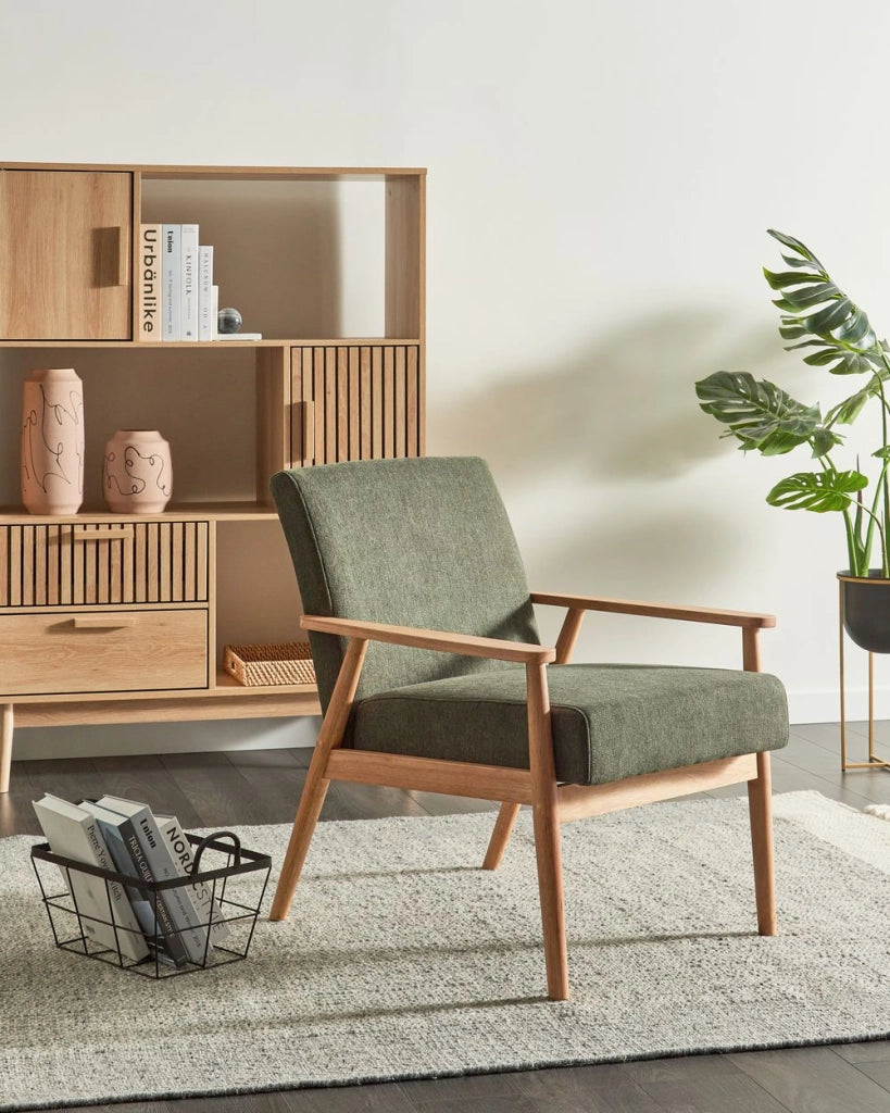 Poltrona da salotto con rivestimento in tessuto verde con struttura in legno stile retrò