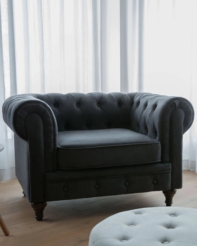 Poltrona Chesterfield Grigio Grafite Rivestimento Gambe In Legno Scuro Contemporaneo