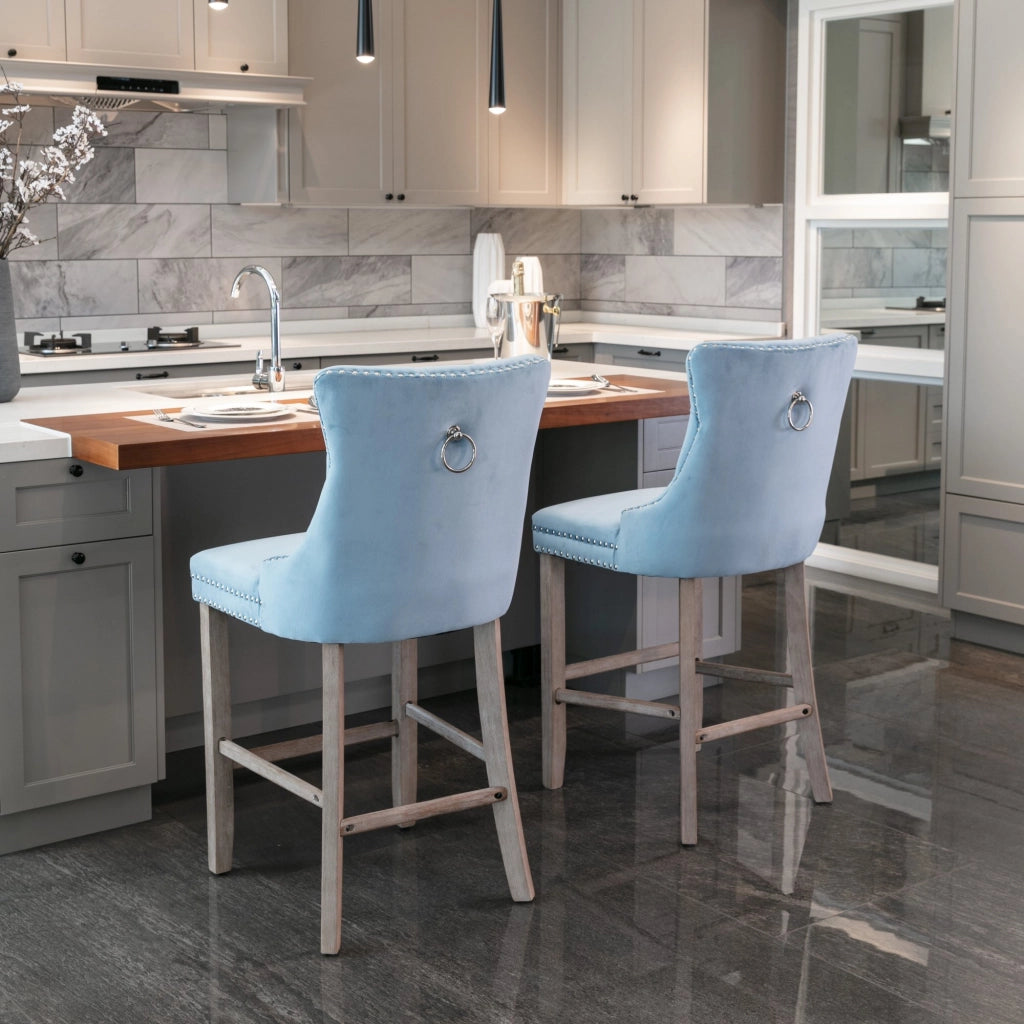 Set di 2 Sgabelli da Bar con Schienale Alto e Borchie Decorative; Gambe Regolabili; Velluto Azzurro Chiaro
