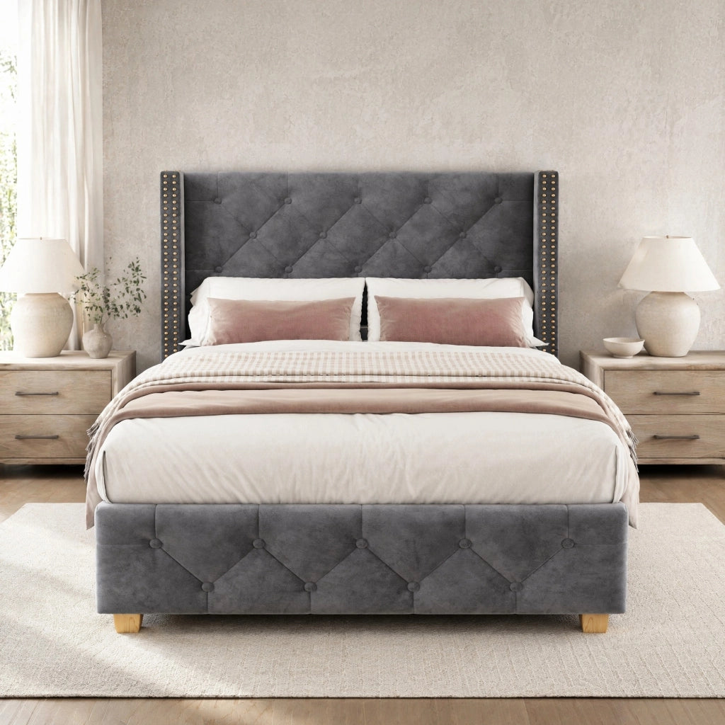Letto imbottito 90x200 cm in velluto grigio con rete a doghe, testiera con bottoni e borchie