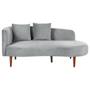 Chaise Lounge in velluto grigio chiaro lato sinistro gambe in legno scuro design moderno
